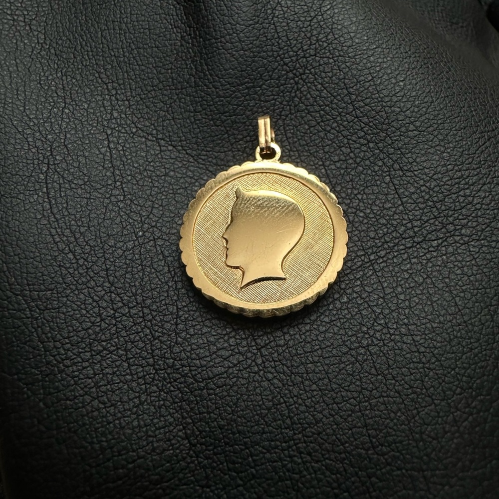 Gold-toned Pendant
Silhouette of a male